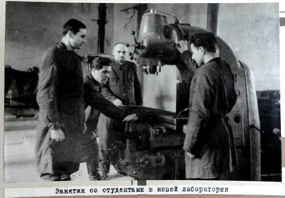 Занятия со студентами в новой лаборатории. 1949 год