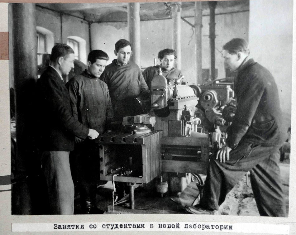 Занятия со студентами в новой лаборатории. 1949 год