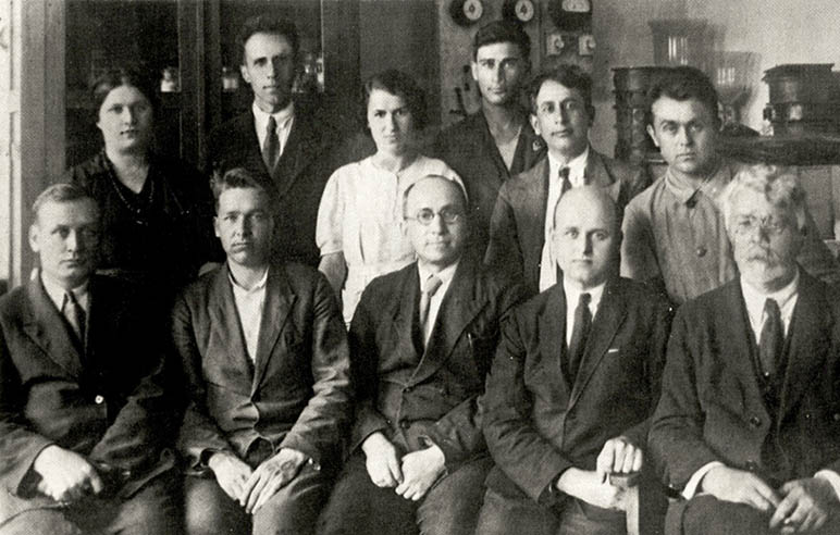 3. Колектив кафедри технології неорганічних речовин ХТТІ, 1940 рік. (Атрощенко В. І. другий праворуч у нижньому ряду)